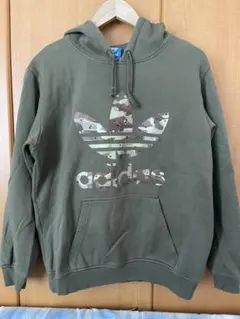 adidas アディダスパーカー　カーキー　トレフォイル迷惑柄