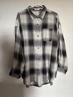 黒シャツ レディース