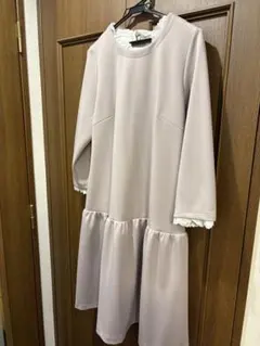 美品！ローズティアラ！グレーのフリル付き長袖ワンピース 42