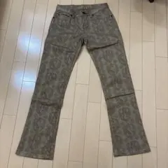 カーキ柄入りフレアデニムパンツ