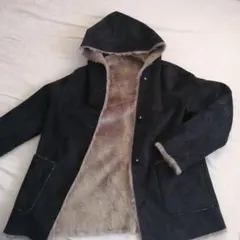 黒いフード付きムートンコート