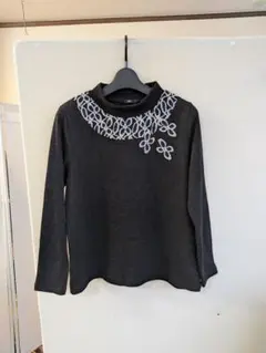 FIRST 花柄刺繍入り ニット ブラック 長袖