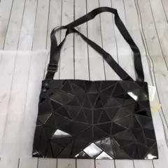 ショルダーバック　幾何学的パターン ブラックショルダーバッグ　オシャレ　新品
