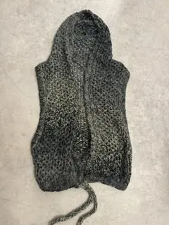 フード付きグレー系ニットベスト