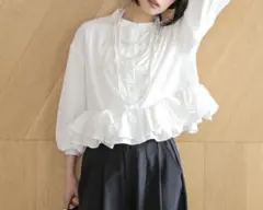 新品タグ付⭐︎ラッフルフリル　ぺプラムクロップド丈ブラウス　大人気！！のサムネイル
