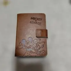 ミッキー＆フレンズのブラウンのフェイクレザー製のマルチケース