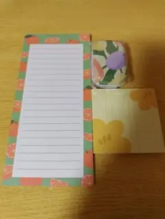 オレンジ柄メモ帳（２５枚）と花柄付箋（５０枚）、アクセサリーケースの３点セット