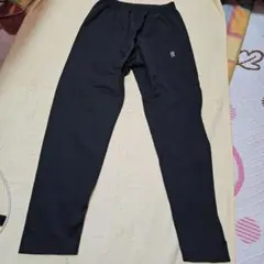 黒のパンツ ゴムウエスト デザインロゴ