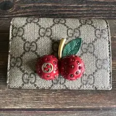 Gucci チェリー装飾 さくらんぼ　二つ折り財布 GUCCI さくらんぼ チェリー装飾 二つ折り財布