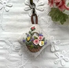 【445】ハンドメイド　刺繍ストラップ