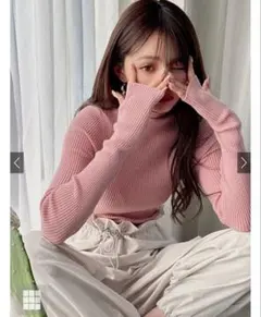 【GRL】サムホール付きハイネックリブニットトップス コーラルピンク