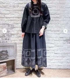 黒い刺繍入りコットン ブラウスとスカートのセット