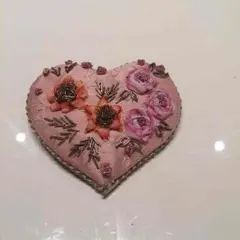 リボン刺繍のブローチ