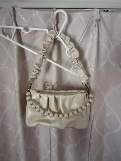 パール装飾付きベージュクラッチバッグ