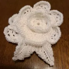 【440】レース編みコサージュ かぎ針編み　ホワイト　8×9cm