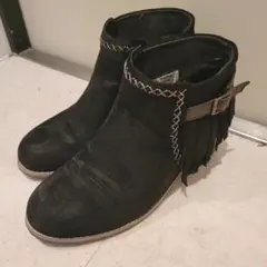 フリンジ付き黒スエードショートブーツ