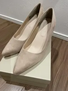 新品⭐︎ベージュ スエード 7センチヒール　走れるパンプス