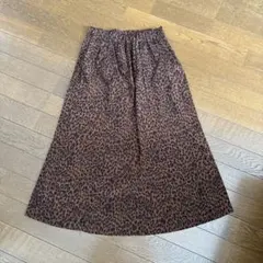 茶色と黒のヒョウ柄フレアスカート
