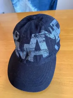 黒のプリントロゴキャップ