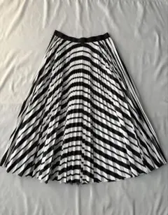 sacai サカイ　プリーツロングスカート　ストライプ　白黒　M Ｌ　SACAIのサムネイル