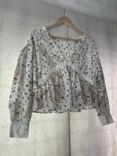 【cepo】新品未使用品✨春服に♡小花柄ゆるシャツ白ブラウスのサムネイル