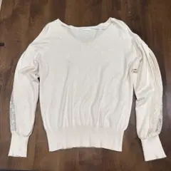Sサイズ　GUレース付きクリーム色Vネックニット