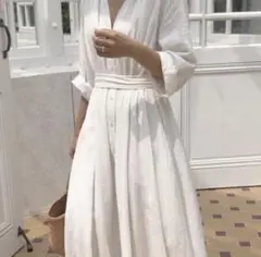 リリレナ　lilirena Vネック シンプル 白