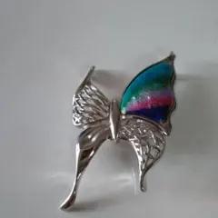 蝶の形状 ブローチ シルバー仕上げ