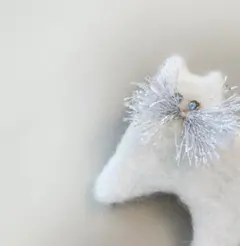 ふわふわ白ねこちゃんのブローチ　しろねこブローチ No.11