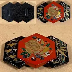 美品 牡丹 竹 金蒔絵 螺鈿 三連六角 帯留 朱塗 黒塗 漆芸 時代物 美品 牡丹 竹 金蒔絵 螺鈿 三連六角 帯留 朱塗 黒塗 漆芸 時代物