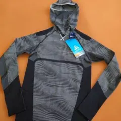 最終値下げ！新品タグ付！！オドロODLO 　伸縮インナーシャツ