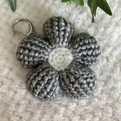 花形編み物　バッグチャーム　キーホルダー　シルバー　ハンドメイド　アクセサリー