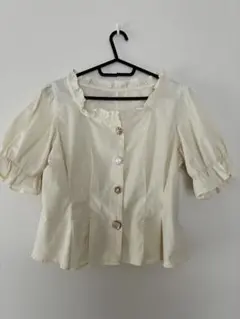 イング　アイボリー 半袖ブラウス フリル襟