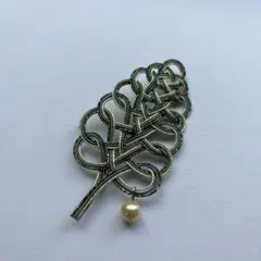 葉っぱの水引ブローチ パール付き