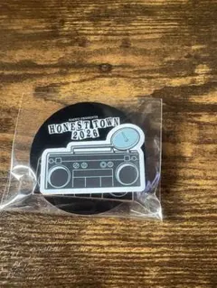HONEST TOWN 2026 ステッカーとピンバッジセット