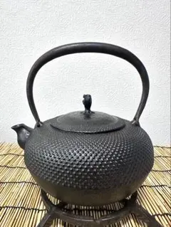 未使用、保管品　南部藤枝工房　藤枝　昌行作　１５型アラレ　南部鉄瓶　南部鉄器のサムネイル