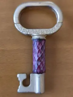 イタリア製の金属製キーホルダー