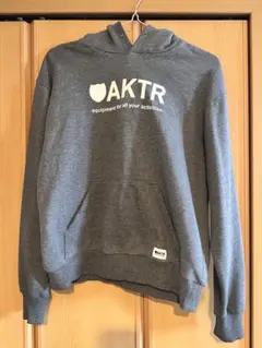 AKTR スウェットパーカー グレー ロゴ入り 実寸あり フード紐なし