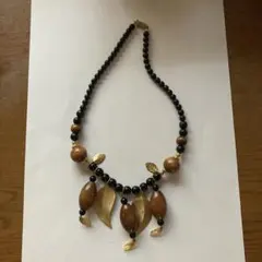 ウッドビーズ リーフモチーフ ネックレス