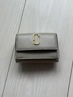 MARC JACOBS ベージュレザー三つ折り財布 ゴールドロゴ