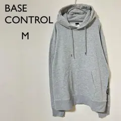 【ベースコントロール】パーカー　フード付き　M グレー　ロゴ入り　カジュアル