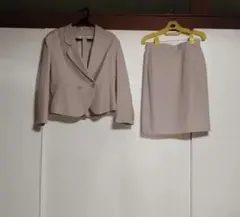 薄いピンクの普段使いのスーツ上下