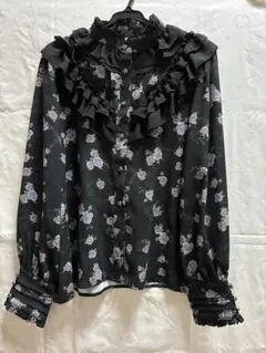 axes femme　ローズ柄　フリル付き黒花柄長袖ブラウス