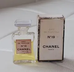 香水　CHANEL　シャネル　N°19　オードゥパルファム　4ml　ミニボトルのサムネイル