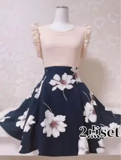 ミーア&スナイデル　コーデ　可愛い　おでかけ　コーラル　黒　花柄　デート　婚活のサムネイル