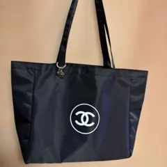 【CHANEL】ノベルティ　大容量トートバッグ　黒 　チャーム付　PC素材