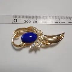 青いストーン付き波状ブローチ