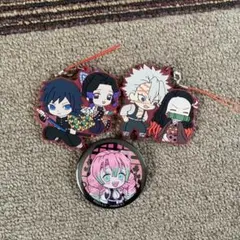 鬼滅の刃 アクリルキーホルダー2種&缶バッチ１種