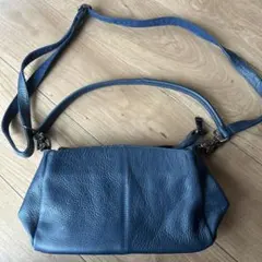ダークブルー レザー ショルダーバッグ　紺色　収納多め