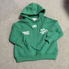 緑色フード付きトレーナー